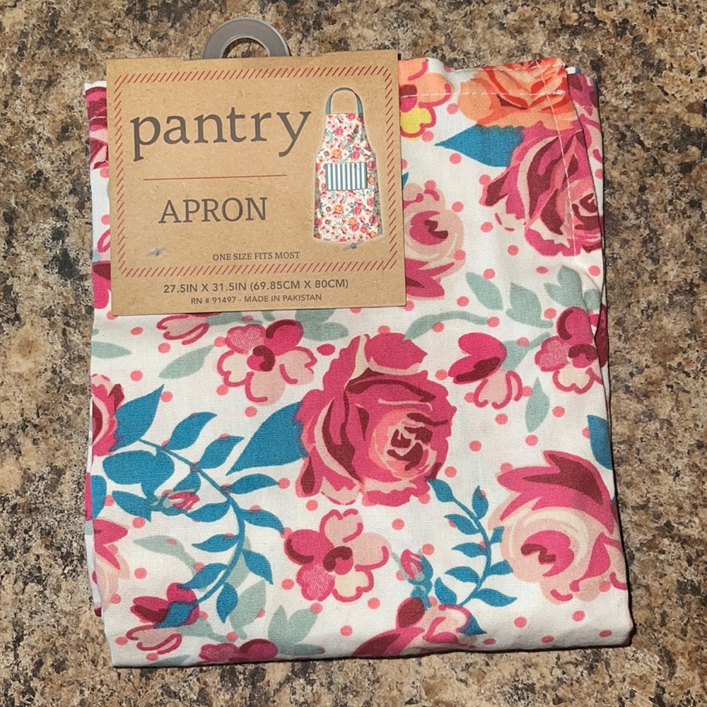 New with tags pantry apron in floral print 🌸